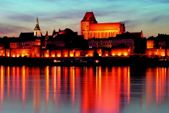 Een nachtfoto van Torun