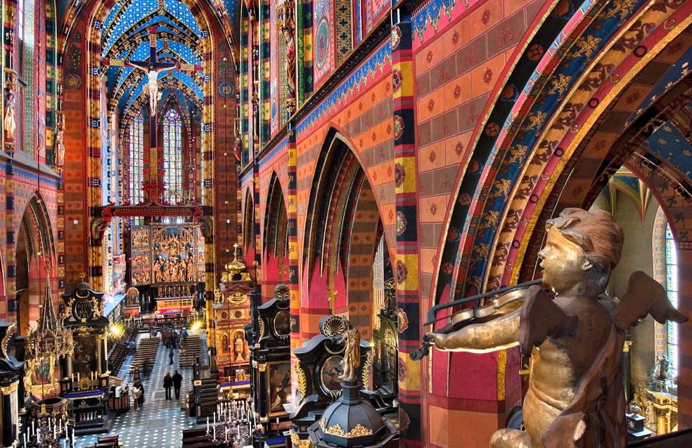 Middeleeuwse interieur van Sint Maria Basiliek op de Grote Marktplein in de Oude Stad